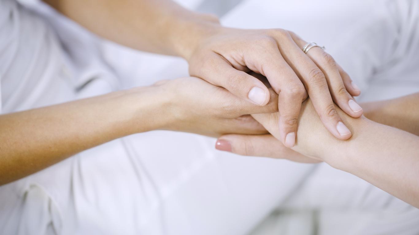 Fotografia de uma moça recebendo o tratamento de Thetahealing