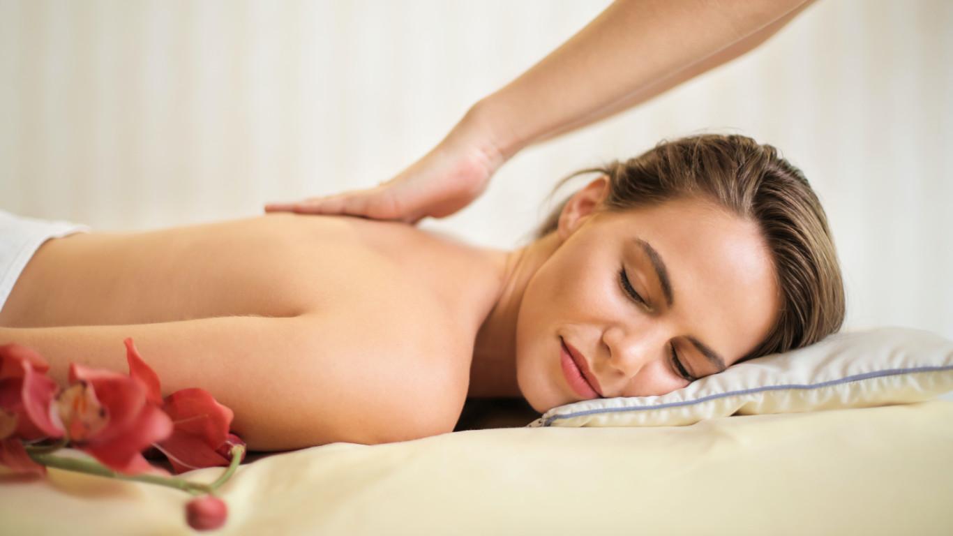 Fotografia de uma mulher recebendo uma massagem